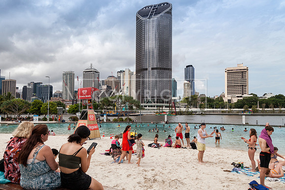 BEACH LIFE, BRISBANE RIVER (MAIWAR) AUSTRALIA